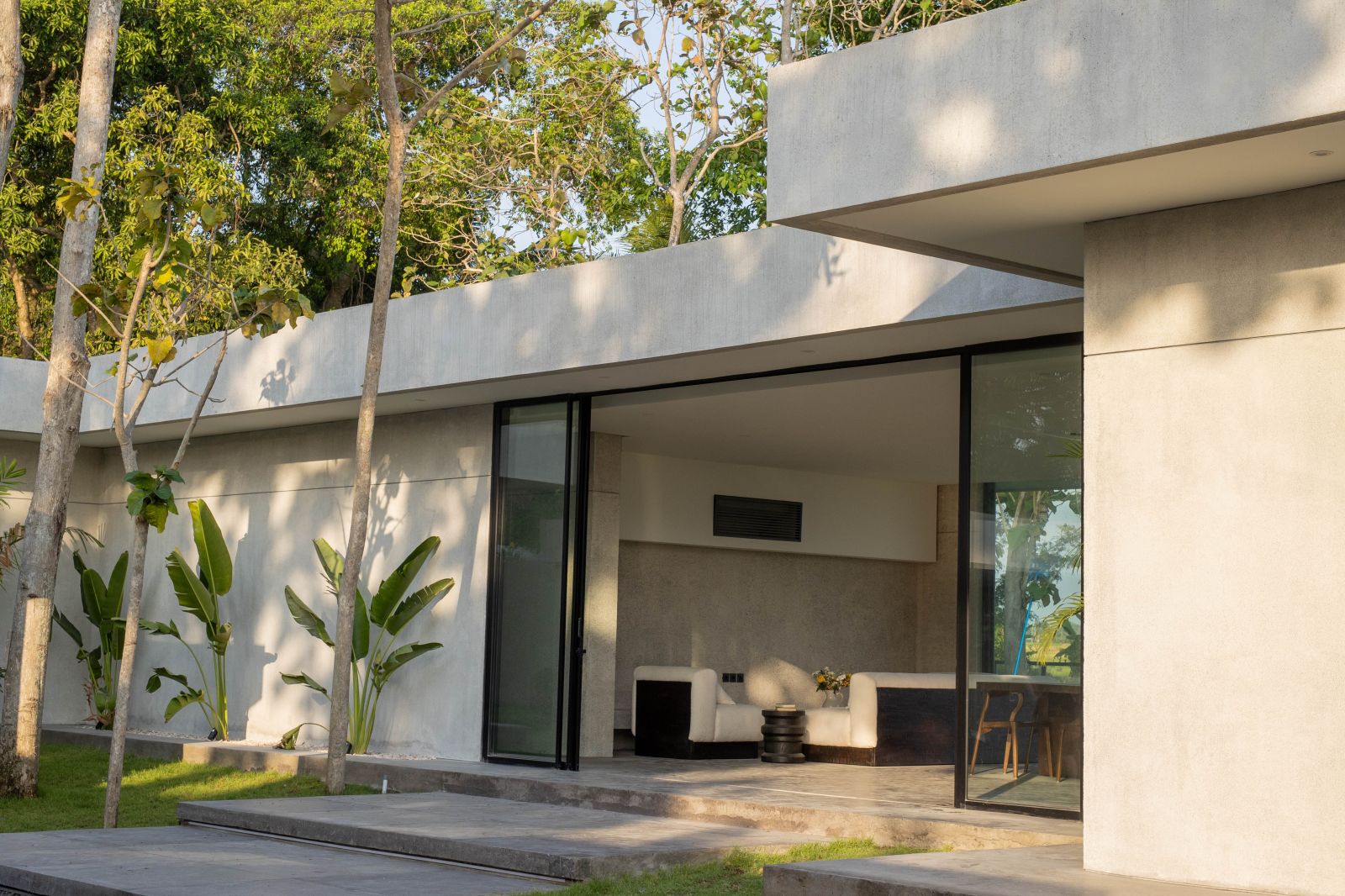 MINIMALIST HOME WITH STUNNING VIEWS